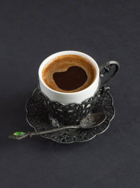 Siyah arka planda bir fincan siyah Türk kahvesi