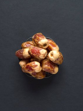 Suudi tarihler Sagai siyah bir masaya serilir.