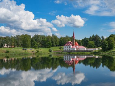 Gölet üzerinde eski kale ile güneşli manzara. Rusya. Gatchina şehri