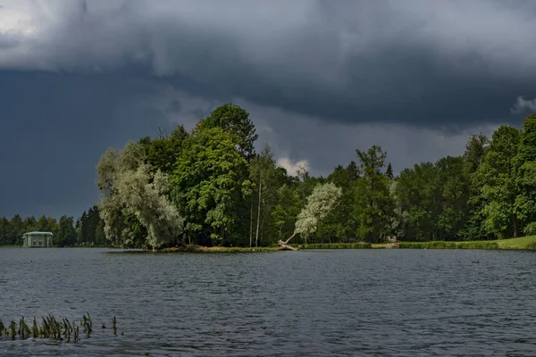 Storm wolken over het Park in de zomer. Gatchina. Rusland — Stockfoto