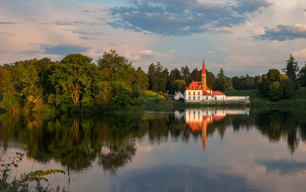 Paisaje nocturno de verano con un lago y un palacio. Gatchina —  Fotos de Stock