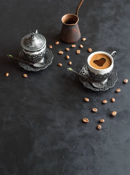 Arabischer schwarzer Kaffee auf dem schwarzen Tisch. — Stockfoto