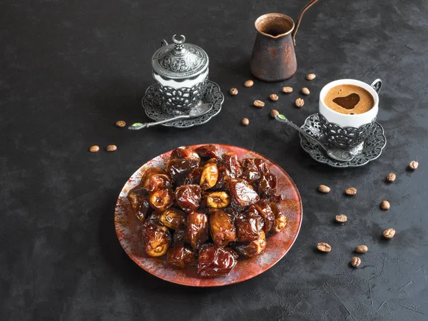 Biologische zoete dadels met siroop en zwarte koffie. Ramadan Kareem vakantie concept. — Stockfoto