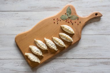 Tahta bir tahtada dondurulmuş pişmemiş köfte. Geleneksel ev yapımı yemekler. Üstte görüntü