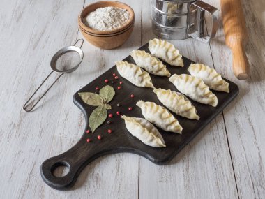 Siyah tahtada dondurulmuş pişmemiş köfte. Geleneksel ev yapımı yemekler. Üstte görüntü