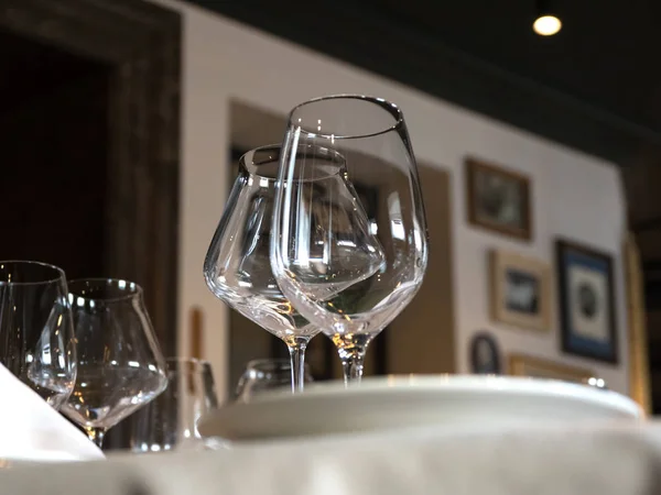 빈 와인 잔이 테이블에 제공됩니다. — 스톡 사진