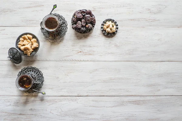 Té con dátiles en una mesa de madera blanca. Vista superior con espacio de copia — Foto de Stock