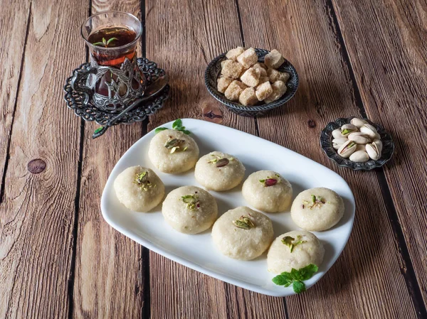 Peda (indisch süß), Milchschaum mit Teetasse auf einem dunklen Holztisch — Stockfoto