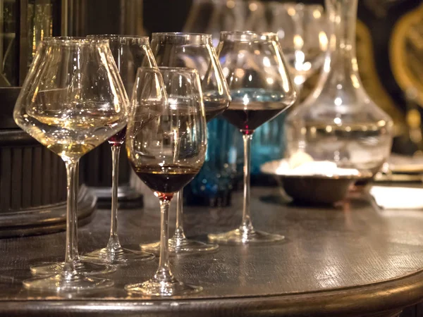 Vasos de vino de élite en el bar en el interior oscuro —  Fotos de Stock