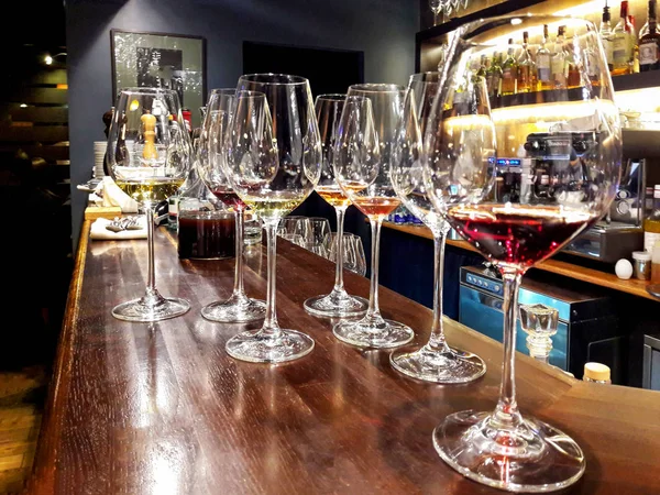 Koyu iç barda elit şarap Bardaklar.