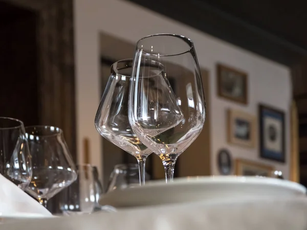 Na stole podawane są puste kieliszki do wina. — Zdjęcie stockowe