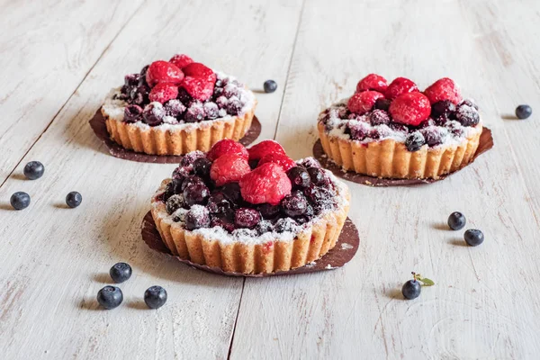 Tarts with fresh raspberries and blueberry — Stock Photo, Image