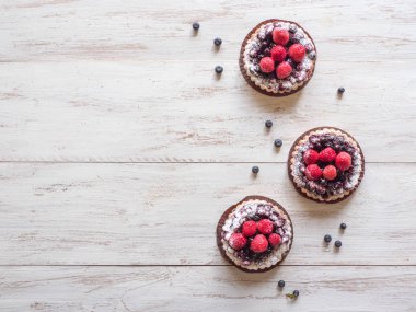 taze ahududu ve yaban mersini ile tart