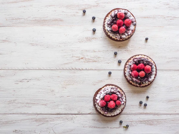 Tarts with fresh raspberries and blueberry — Stock Photo, Image
