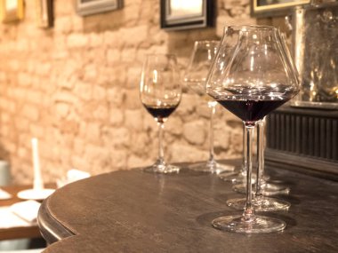 Barda bir kadeh şarap vardır. Tonda