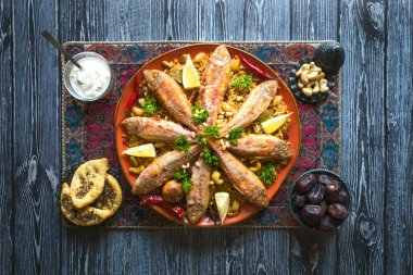 Koyu ahşap arka planda Arap balığı Kabsa.