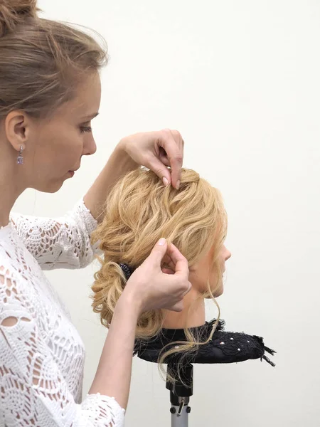 Entrenar el peinado del cabello en un maniquí . — Foto de Stock