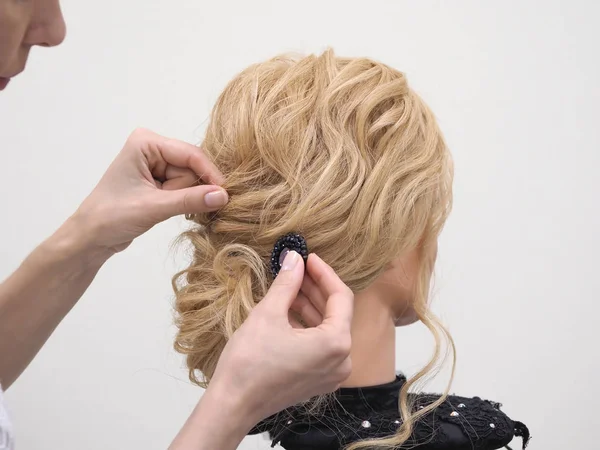 Entrenar el peinado del cabello en un maniquí . —  Fotos de Stock