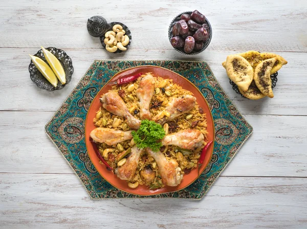 Курица Makbous Аль-Тахера, традиционные блюда в арабском регионе — стоковое фото