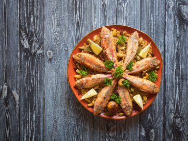 Koyu ahşap arka planda Arap balığı Kabsa.