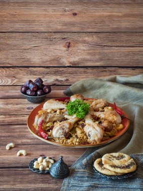 Ahşap arka planda ev yapımı tavuk Kabsa