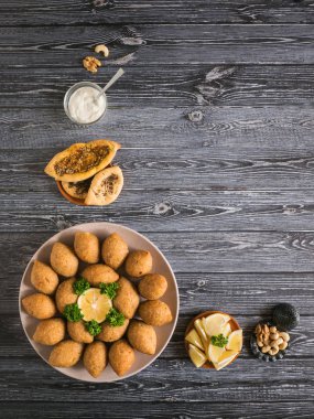 Kuzu ve çam fıstığı ile geleneksel Arap içli köfte.