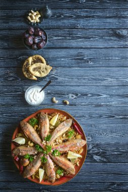 Koyu ahşap arka planda Arap balığı Kabsa.