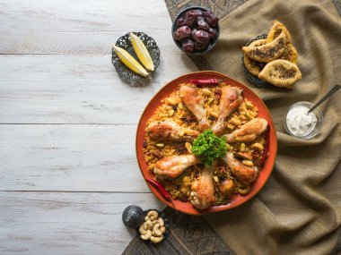 Mavi arka planda ev yapımı tavuk biryani. 