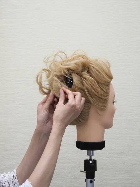 La creación del peinado al maniquí . — Foto de Stock