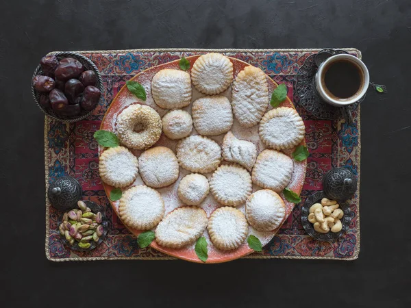 Ramadan Süßigkeiten Hintergrund. Kekse des islamischen Festes el fitr. Arabische Kekse maamoul — Stockfoto