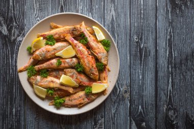 Diyet surmullet balık. Bir plakada kızarmış balık. 