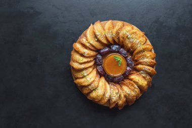 Arap Qatayef gözleme siyah masada tatlı peynir ve fındık ile doldurulmuş