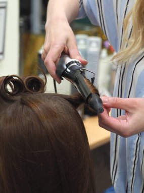 Güzellik salonunda kıvırma üzerinde büküm iplikçikleri