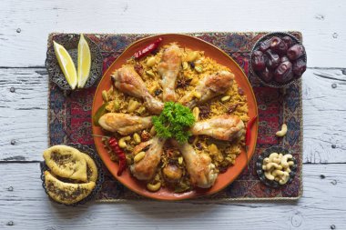 Ahşap bir arka plan üzerinde ev yapımı tavuk Biryani. Üstte görüntü