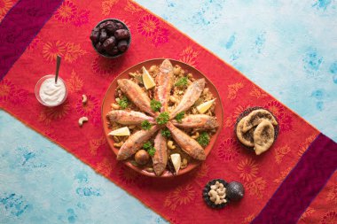 Balık Kabsa-Orta Doğu yemekleri. Üst görünüm. 