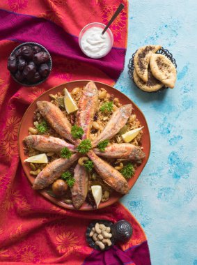 Balık Kabsa-Orta Doğu yemekleri. Üst görünüm. 