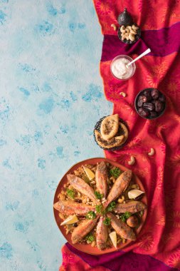 Arap balığı Kabsa. Balık biryani. Üst görünüm.