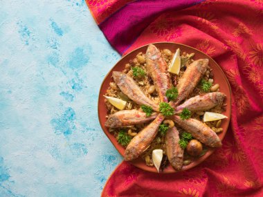 Arap balığı Kabsa. Balık biryani. Üst görünüm.