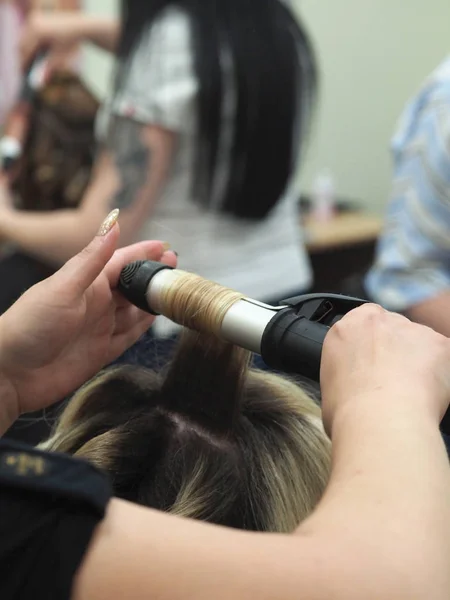 Twisting strands on the curling in beauty salon — Stock Photo, Image