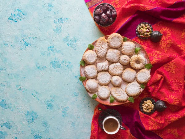 Maamoul biscoitos caseiros árabes cheios de tâmaras, pistácios e nozes. Vista superior — Fotografia de Stock