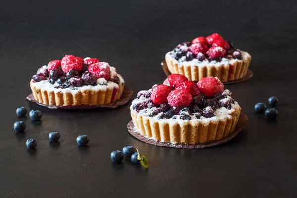 Красочные сладости пирожные на черном фоне — стоковое фото