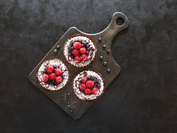 Colorful pastry tart sweets on black background — Stock Photo, Image