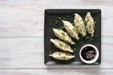 Tabakta soya soslu ev yapımı et köfte. 