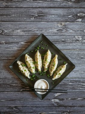 Tabakta soya soslu ev yapımı et köfte. 