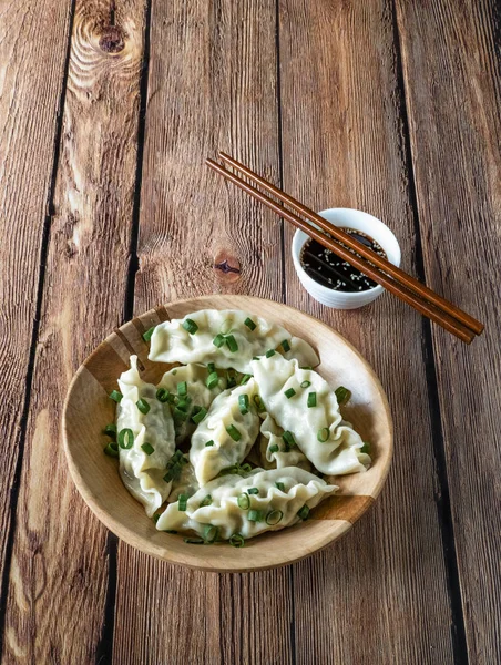 Dumplings de carne caseros con salsa de soja en el plato . —  Fotos de Stock