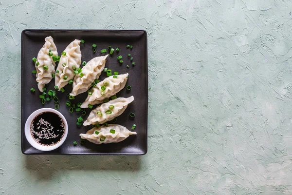 Hausgemachte Fleischklößchen mit Sojasauce auf Teller. — Stockfoto
