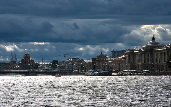 Bela paisagem dramática com o rio Neva. São Petersburgo. Rússia — Fotografia de Stock