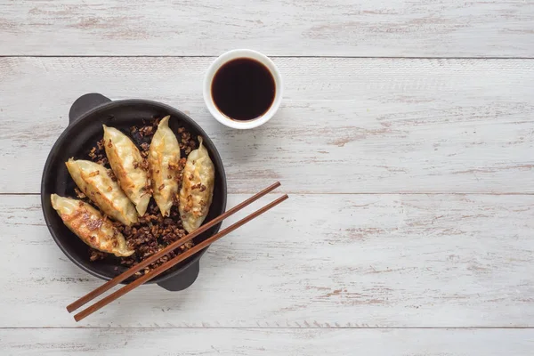 Ahşap arka planda kase kızarmış Asya köfte.