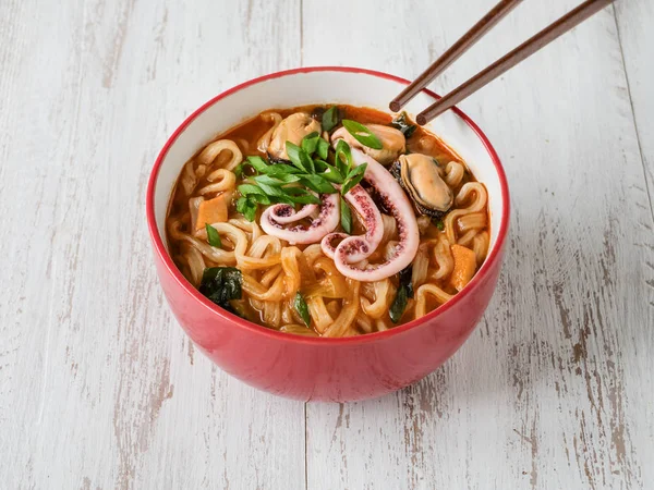 Deliciosa sopa de fideos de mariscos picantes . — Foto de Stock