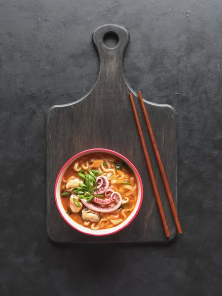 Lezzetli baharatlı deniz ürünleri şehriye çorbası. 